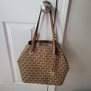 Michael Kors Jet Set Grab Bag Jacquard MK signature.